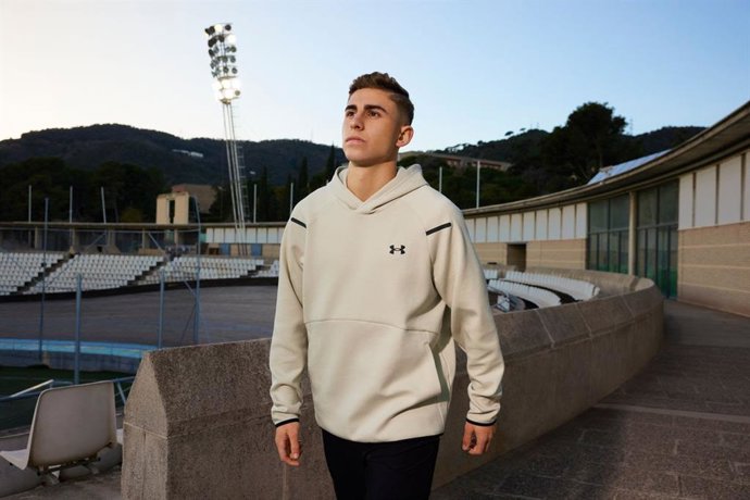 El joven canterano del FC Barcelona Fermín López se ha unido a la lista de futbolistas de Under Armour.