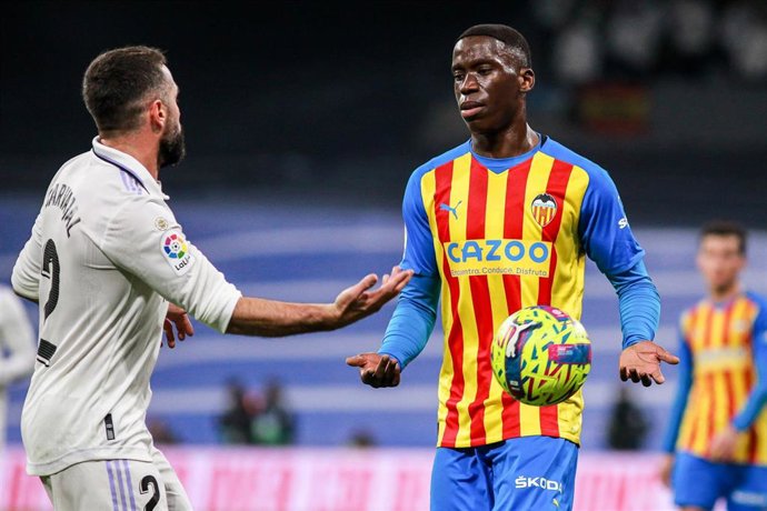Archivo - Ilaix Moriba, jugador del Valencia, ante el Real Madrid.