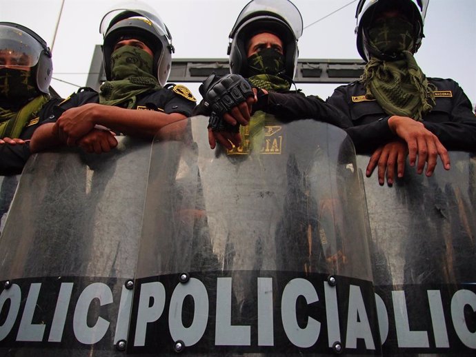 Archivo - February 9, 2023, Lima, Lima, Peru: Police detachment guarding the squares when thousands of unionists, mostly construction workers, took to the streets of Lima again to demand the resignation of President Dina Boluarte and the early elections