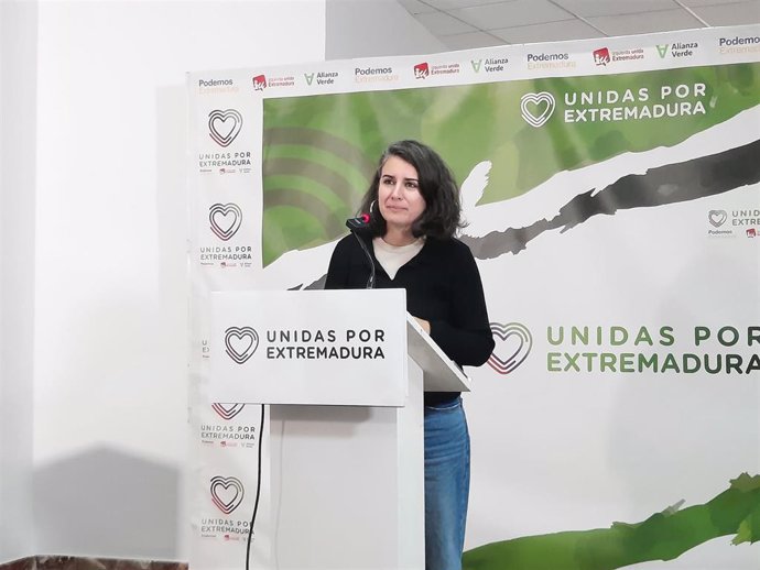 La portavoz de Unidas por Extremadura, Irene de Miguel, en rueda de prensa para explicar las enmiendas de su grupo a los PGEx 2024