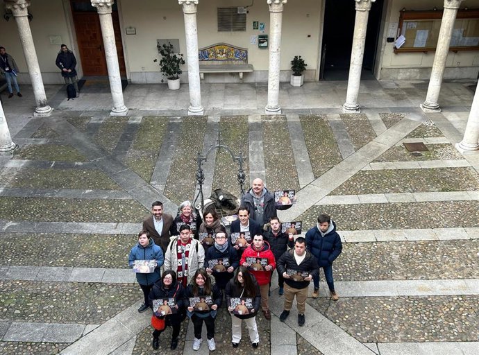 Participantes en el calendario de la Asociación Down Valladolid junto al presidente de la Diputación, Conrado Íscar, el presidente de la Asociación Down, Manuel Velázquez, y el fotógrafo Dani Mantis.