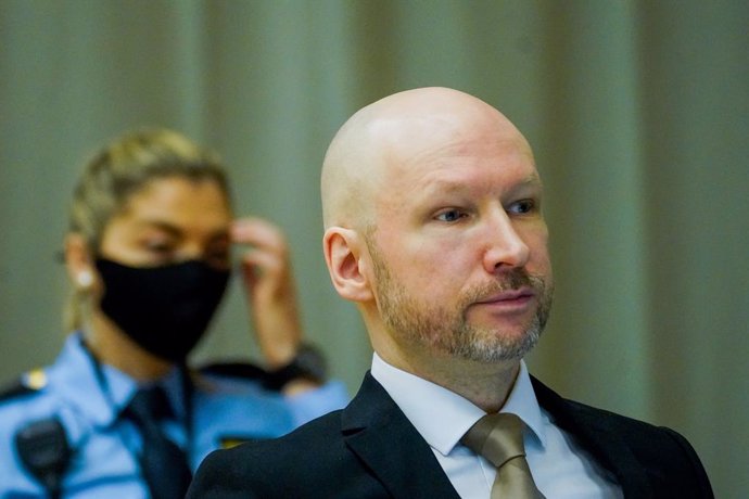 Archivo - FILED - 18 January 2022, Norway, Skien: Anders Behring Breivik, convicted of terrorism, attends the first day of trial in the temporary courtroom at Skien Prison. Breivik, the man convicted of killing 77 people during a 2011 Norwegian terrorist 