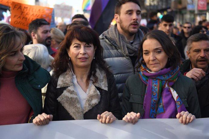 La ministra de Igualdad, Ana Redondo (c), y la portavoz del PSOE en el Ayuntamiento de Madrid, Reyes Maroto (d), durante una manifestación en defensa de la Ley LGTBI y la Ley Trans de la Comunidad de Madrid, a 17 de diciembre de 2023, en Madrid (España)