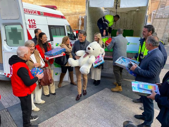 La plantilla de Limusa ayuda a los Reyes Magos donando decenas de juguetes a Cruz Roja para niños del municipio