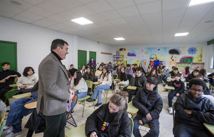 El conselleiro de Cultura, Educación, FP e Universidades, Román Rodríguez, visita el Instituto IES Arcebispo Xelmírez I