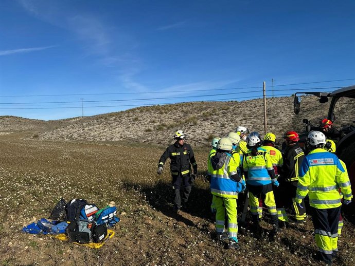 Herido el conductor de un tractor que llevaba estiércol tras caer por un terraplen en Estremera