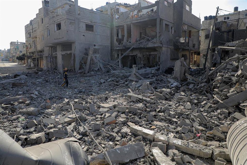 Edificios destruidos por los bombardeos del Ejército de Israel contra la ciudad de Jan Yunis, en el sur de la Franja de Gaza (archivo)