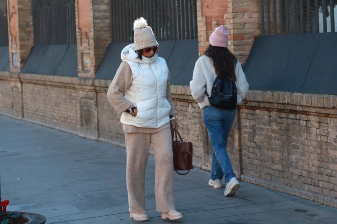 Más frío con bajadas de temperaturas en vísperas del inicio del invierno. A 19 de diciembre de 2023 en Sevilla (Andalucía, España).