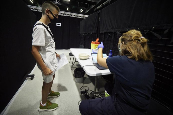 Archivo - Un adolescente de 12 años asiste a vacunarse.