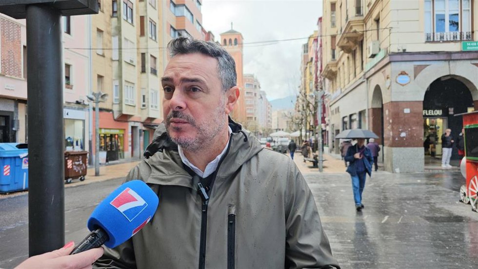 El concejal de Obras de Barakaldo, Jon Andoni Uria, junto al Paseo de Los Fueros