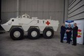 Foto: Albares visita las ambulancias blindadas que España enviará a Ucrania como muestra de un apoyo que durará "lo necesario"