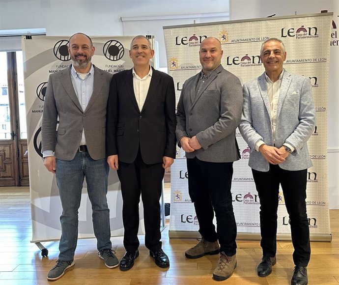 De izquierda a derecha, el director del CAR, Daniel Mateos; el concejal de Deportes, Vicente Canuria; el presidente de la Fundación Manuel Martínez, Manuel Martínez; y el vicerrector de Responsabilidad Social, Cultura y Deportes de la Universidad de Leó
