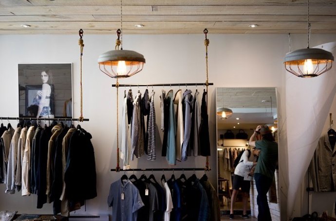 Archivo -   Ropa en una tienda
