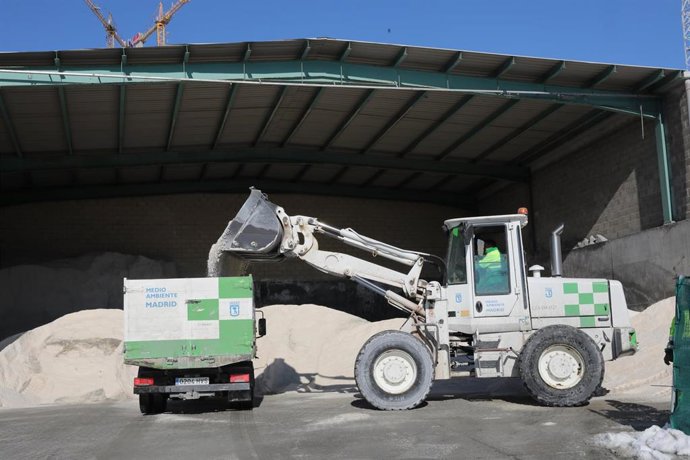 Archivo - Un empleado de Limpieza y Zonas Verdes recoge sal con una excavadora para llevarla en un vehículo de Medio Ambiente