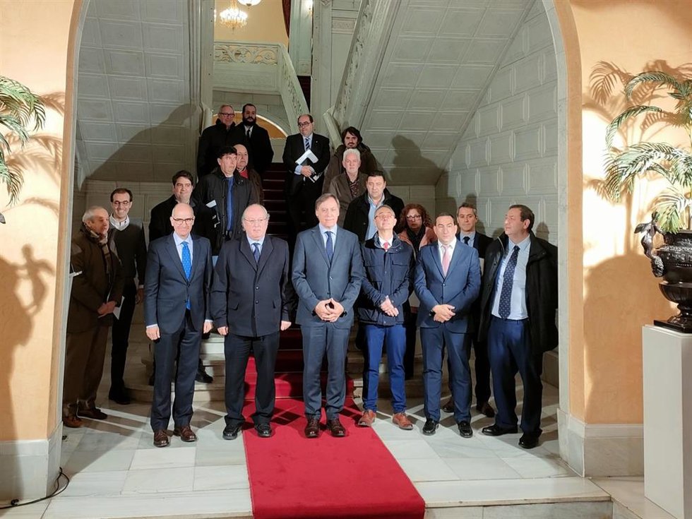 Integrantes de la plataforma salmantina en defensa de conexiones ferroviarias en la reunión en el Ayuntamiento de la ciudad