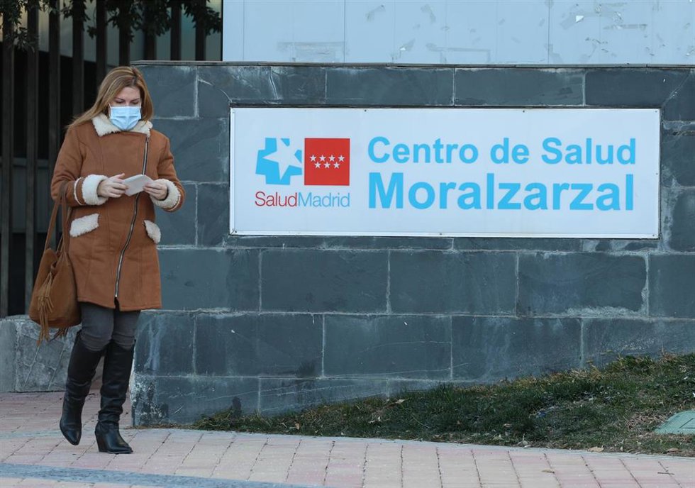 Una mujer con una mascarilla en la cara a su llegada a un centro de salud, a 8 de enero de 2024, en Madrid (España). 