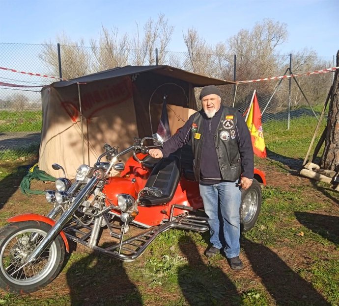 'El Abuelo', Primer Motero Que Se Ha Instalado Este Año 2024 En La Campa De La Concentración Pingüinos En Valladolid.