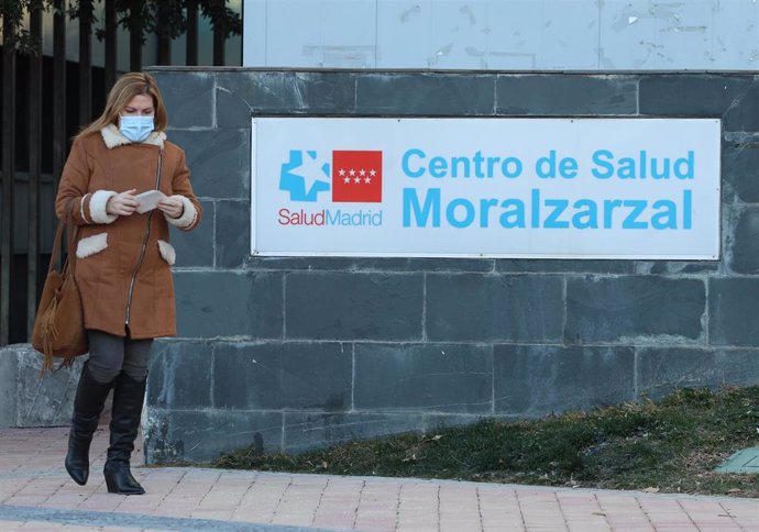 Una mujer con una mascarilla en la cara a su llegada a un centro de salud, a 8 de enero de 2024, en Madrid (España). 