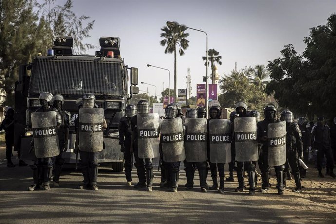 Archivo - Imagen de archivo de la Policía de Gambia en la capital, Banjul, durante una manifestación contra los resultados electorales de 2021 (archivo)