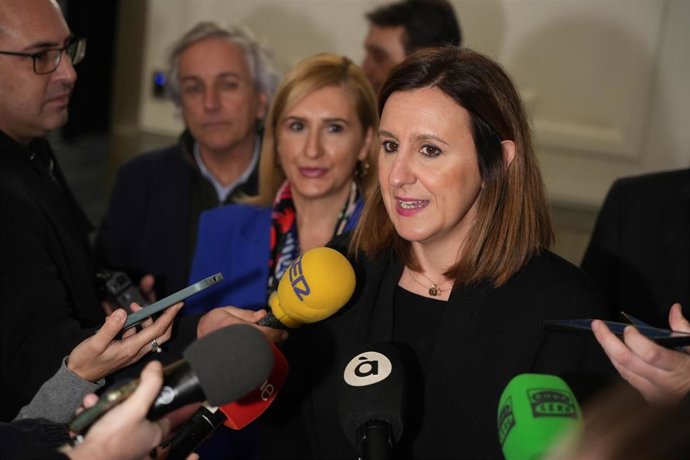 La alcaldesa de Valncia, M José Catalá, atiende a los medios