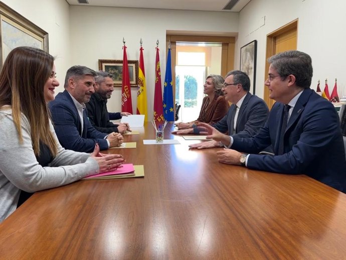 Imagen de la reunión del alcalde y sus concejales con el presidente de HoyTú