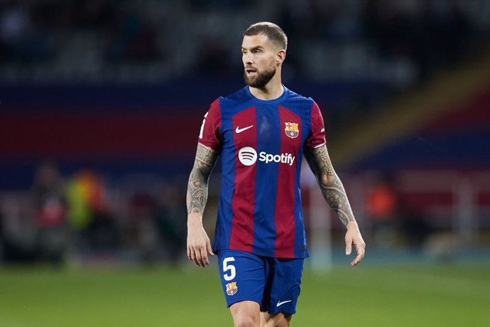 Archivo - Inigo Martinez of FC Barcelona looks on during the LaLiga EA Sports match between FC Barcelona and Deportivo Alaves at Estadi Olimpic Lluis Companys on November 12, 2023, in Barcelona, Spain.