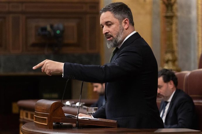 El líder de VOX, Santiago Abascal, interviene durante un pleno en el Congreso de los Diputados, a 20 de diciembre de 2023, en Madrid (España). Durante la sesión de control, el presidente del Gobierno, responde a preguntas del líder del PP, y de la porta