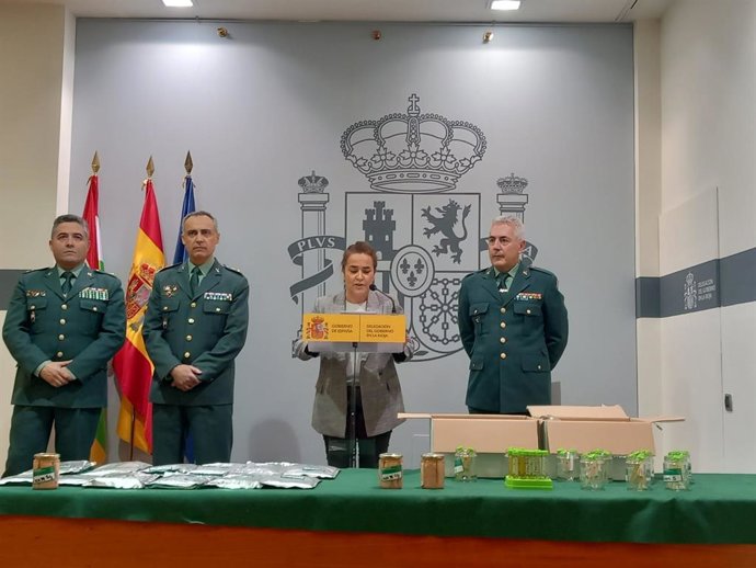 La delegada del Gobierno, Beatriz Arraiz, informa sobre la operación junto a la Guardia Civil