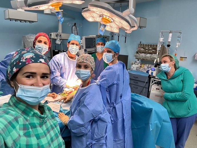 Uno de los equipos de trasplante del Hospital Reina Sofía trabajando durante la Navidad.