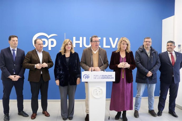 Cargos del PP de Huelva en rueda de prensa este lunes.
