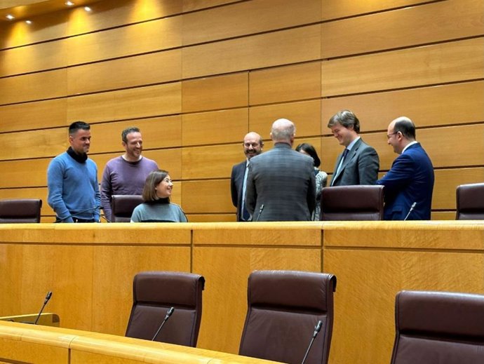 La presidenta del Cognreso, Francina Armengol, junto al presidente del Senado, Pedro Rollán, en el Salón de Plenos de la Cámara Alta.