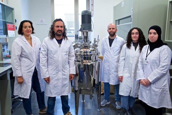 Equipo de trabajo de la UA en una planta piloto para eliminar todo tipo de contaminantes en plástico reciclado. Los investigadores Julia Moltó, Andrés Fullana, Ignacio Aracil, Inés Oliver e Imene Berkane.