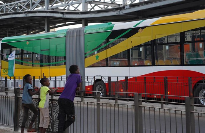 Autobuses en una estación de Dakar, Senegal