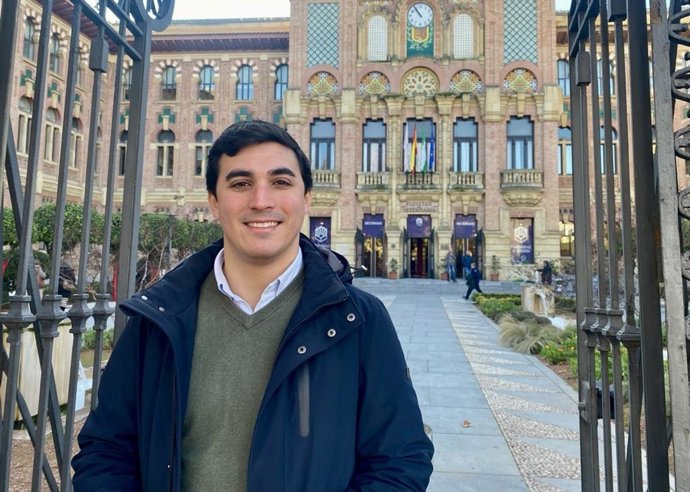 El portavoz de Universidad, Investigación e Innovación del PP en el Parlamento andaluz, José Carlos García, ante el Rectorado de la UCO.