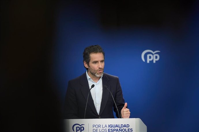 El portavoz del PP y vicesecretario de Cultura de la formación, Borja Sémper, ofrece una rueda de prensa posterior a la reunión del Comité de Dirección del Partido Popular, en la sede del partido, a 8 de enero de 2024, en Madrid (España). Durante la rue