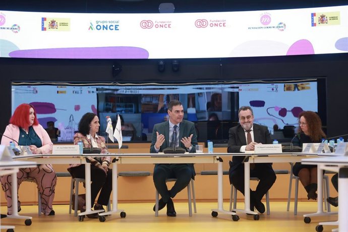 Pedro Sánchez mantiene un encuentro con el Patronato de la Fundación CERMI Mujeres