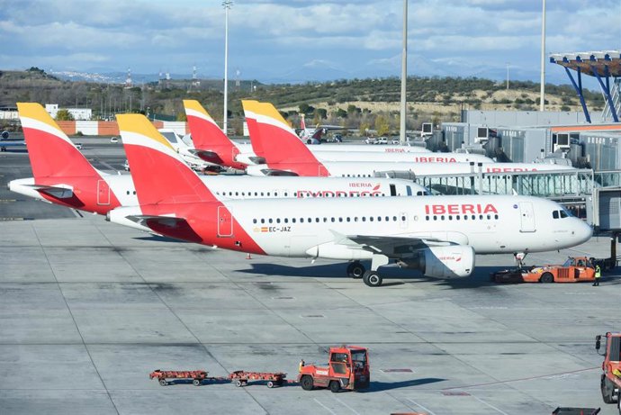 Aviones en las pistas de un aeropuerto durante la huelga del handling de Iberia. Archivo. 