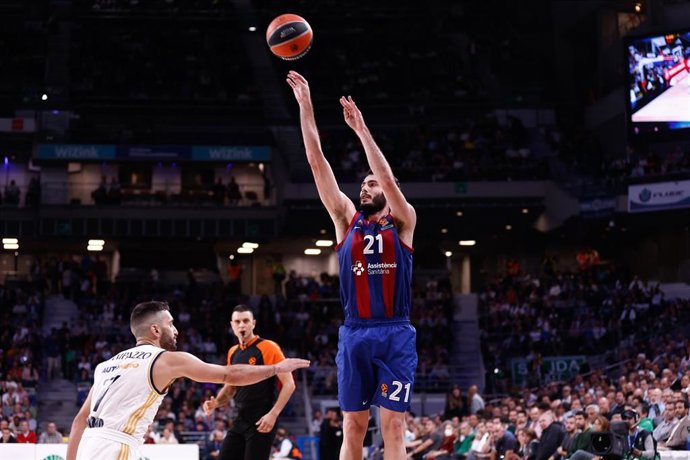 Archivo - Alex Abrines of FC Barcelona in action during the Turkish Airlines EuroLeague, Regular Season, basketball match played between Real Madrid and FC Barcelona at Wizink Center on October 26, 2023, in Madrid, Spain.