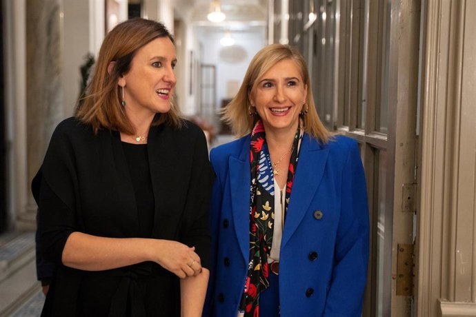 La consellera de Medio Ambiente, Agua, Infraestructuras y Territorio, Salomé Pradas (i) y la alcaldesa de Valncia, María José Catalá (d), a su llegada a una reunión en el Ayuntamiento de Valencia