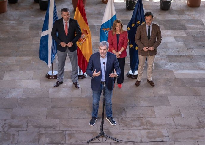 El presidente del Gobierno de Canarias, Fernando Clavijo, atiende a los medios de comunicación junto al vicepresidente, Manuel Domínguez, la presidenta del Cabildo, Rosa Dávila, y el vicepresidente, Lope Afonso