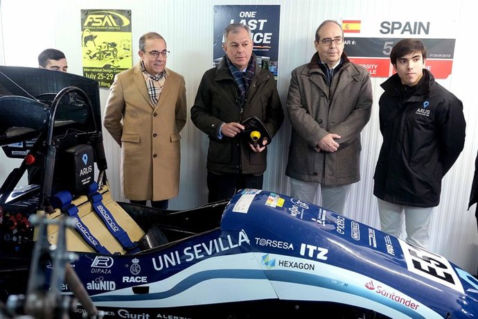 El alcalde de Sevilla, José Luis Sanz, en el centro de la imagen, acompañado por el rector de la US, Miguel Ángel Castro, a la izquierda de la imagen.