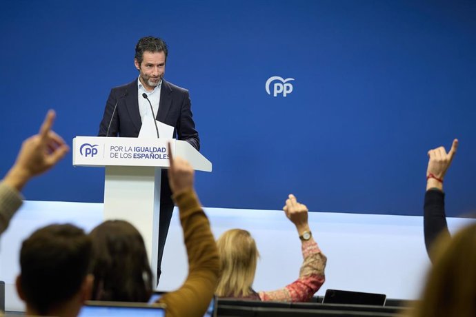 El portavoz del PP y vicesecretario de Cultura de la formación, Borja Sémper, ofrece una rueda de prensa posterior a la reunión del Comité de Dirección del Partido Popular, en la sede del partido, a 8 de enero de 2024, en Madrid (España). Durante la rue