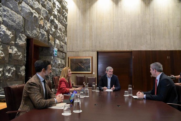 El presidente de Canarias, Fernando Clavijo, en una reunión con la presidenta del Cabildo de Tenerife, Rosa Dávila, el vicepresidente, Lope Afonso y el vicepresidente de Canarias, Manuel Domínguez