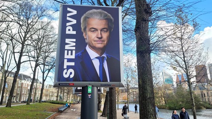 Archivo - THE HAGUE, Nov. 23, 2023  -- This photo taken on Nov. 15, 2023 in The Hague, the Netherlands, shows a campaign poster of Geert Wilders, who leads the Party for Freedom (PVV). The Party for Freedom (PVV) led by Geert Wilders is leading the 2023