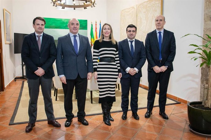 La presidenta de la Junta, María Guardiola, y el consejero de Presidencia, Abel Bautista, se reúnen con representantes de CIEM