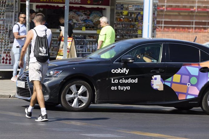 Archivo - Un taxi de Uber en la zona de Atocha, a 24 de agosto de 2023, en Madrid
