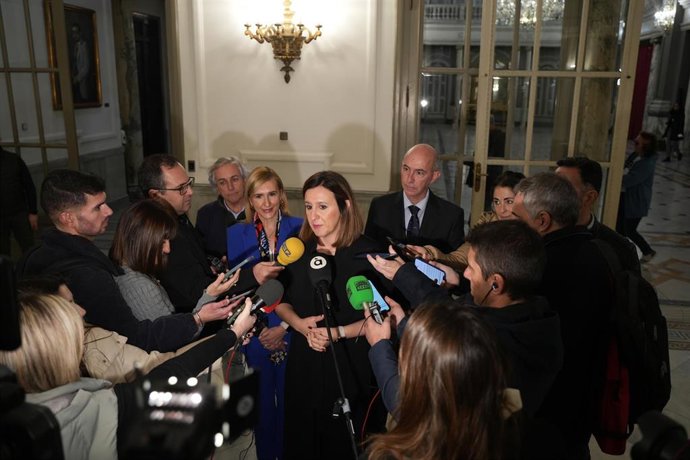 La alcaldesa de Valncia, María José Catal, ofrece declaraciones a los medios tras una reunión con la consellera de Medio Ambiente, Agua, Infraestructuras y Territorio, en el Ayuntamiento de Valencia