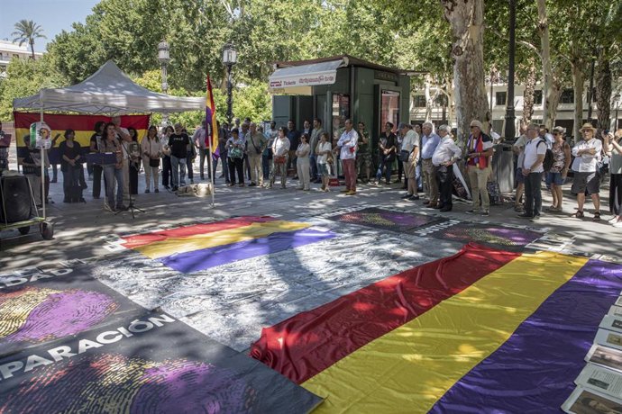 Archivo - Acto memorialista en demanda de exhumar la fosa de Monumento y "agilizar" el cotejo genético