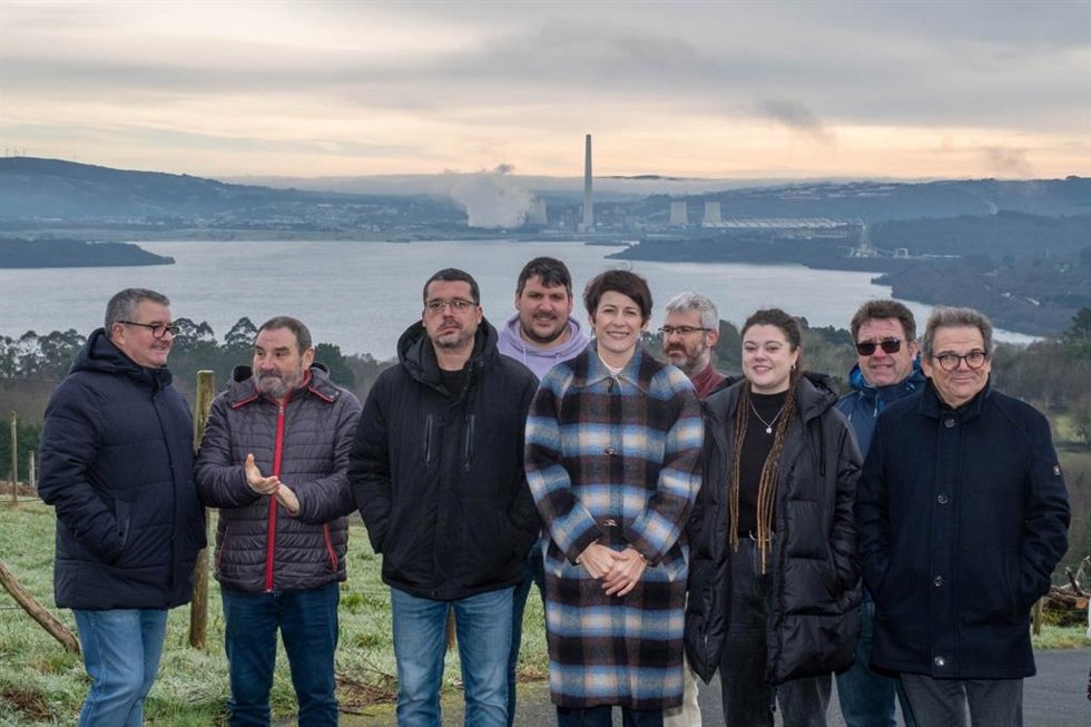Ana Pontón y miembros del BNG de As Pontes y su comarca posan con la central térmica de fondo