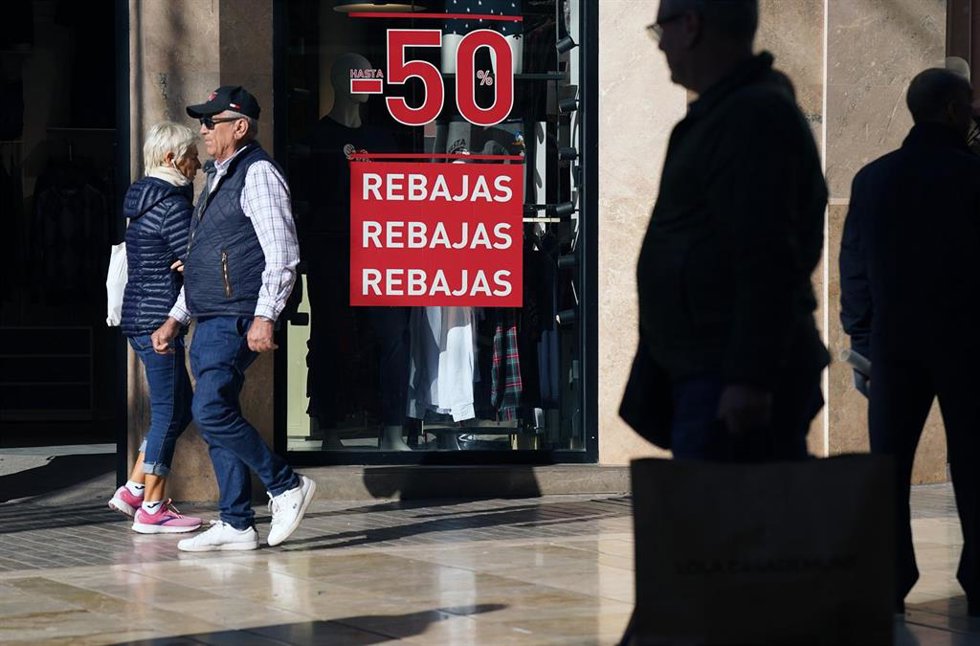 Varias personas realizan compras en el  inicio de las primeras rebajas del año.